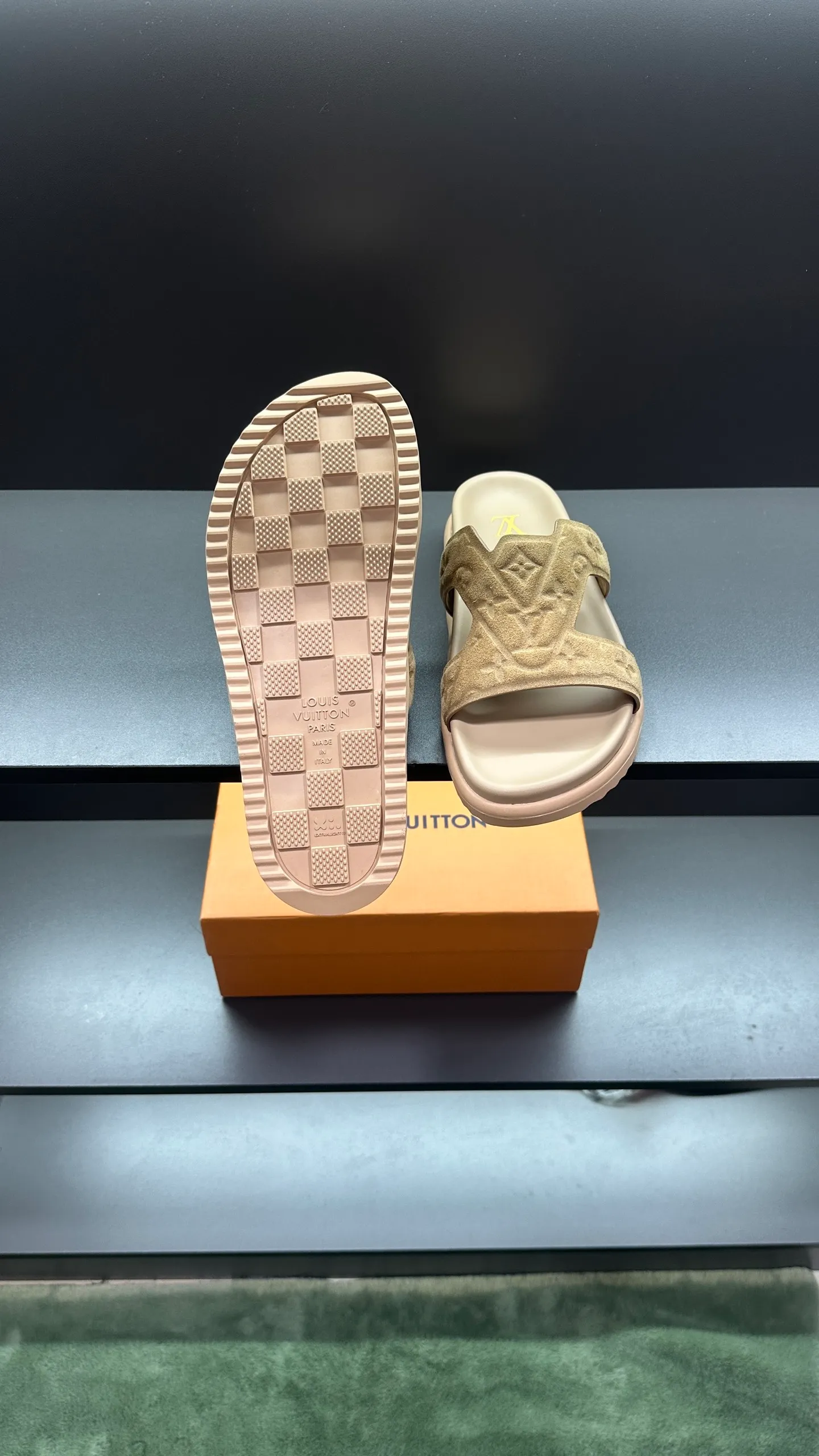 P300 🔍Top purchasing agent LV men's spring and summer slippers counter synchronized. The upper is made of cowhide fabric imported from Italy, with logo graphics and high-quality craftsmanship. The sole is: the original sole provided by the original factory. The exclusive molded sole is super comfortable. The original factory follows the order. 🔍🔍High quality. You can enter and exit the counter at will. Welcome to compare. Size 38-45